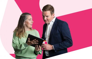 man en vrouw kijken op een tablet