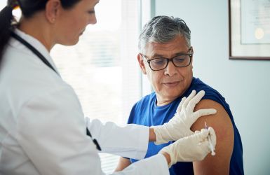 dokter plaatst een vaccinatie