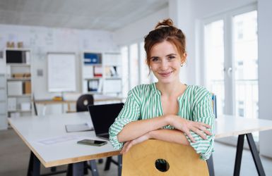 vrouw op stoel in kantoor