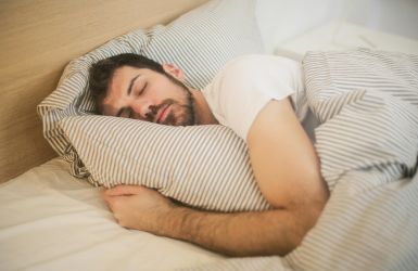 slapende man in bed